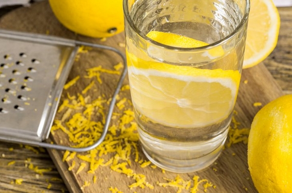 Zitronenwasser zubereiten Zitronenschale reiben
