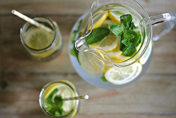 Zitronenwasser zum Abnehmen Erfrischungsgeränk mit Minze