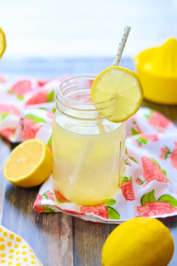 erfrischende Sommergetränke Zitronenwasser trinken vor dem Schlafengehen heiß warm oder kalt