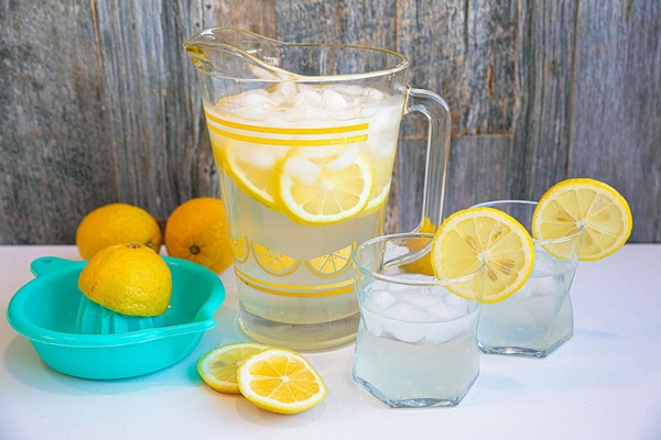 gesundes Zitronenwasser erfrischende Sommergetränke