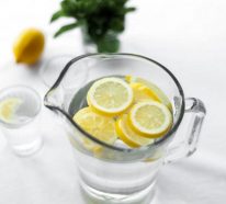Vor dem Schlafengehen Zitronenwasser trinken – Warum ist das gesund?