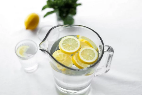 kaltes Zitronenwasser trinken vor dem Schlafengehen abends einfache Zubereitung 