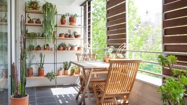 kleinen Balkon modern gestalten Gartentrends 2023 praktische Outdoor-Möbel Regale mit grünen Topfpflanzen 