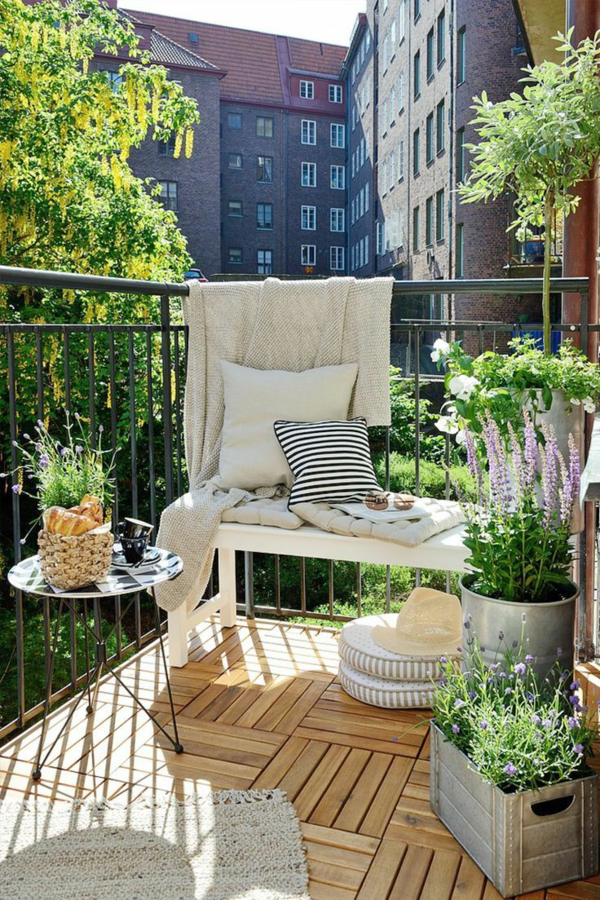 outdoor wohnzimmer balkon gestalten klickfliesen aus holz gartenpflanzen
