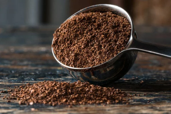 getrockneter Kaffeesatz im Metall-Löffel