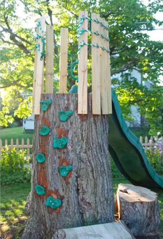 Baumstamm als Gartendeko Baumstumpf als Kletterwand gestaltet Gleitbahn für Kinder an der anderen Seite