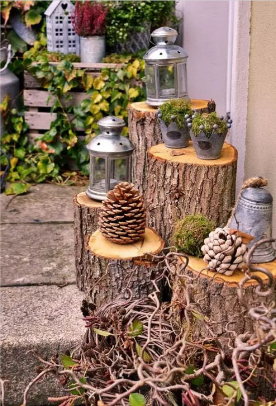 Baumstamm als Gartendeko alte Baumstümpfe mit Tannenzapfen Eimern Laternen dekorieren großartiger Effekt