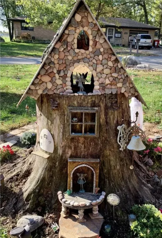 Baumstamm als Gartendeko kleines Haus Mäuse Fantasiewelt der Kinder