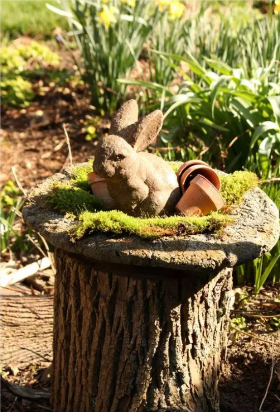 Baumstamm als Gartendeko mit Moos belegt eine Hasenfigur darauf mit wenig Mitteln viel Kreativität etwas Besonderes machen