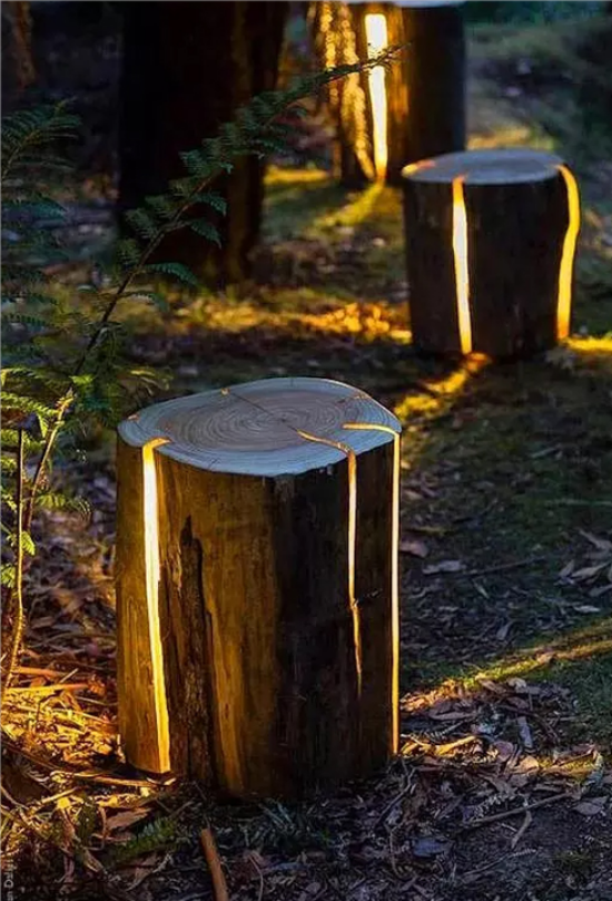 Baumstamm als Gartendeko mit integrierter LED-Beleuchtung abends als Wegweiser dienen