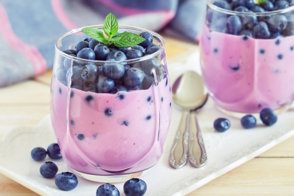 Blaubeeren Desserts im Glas hellviolette Farbe mit Joghurt Heidelbeeren schmeckt lecker