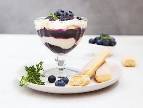 Blaubeeren Desserts im Glas in Schichten schmeckt himmlisch lecker