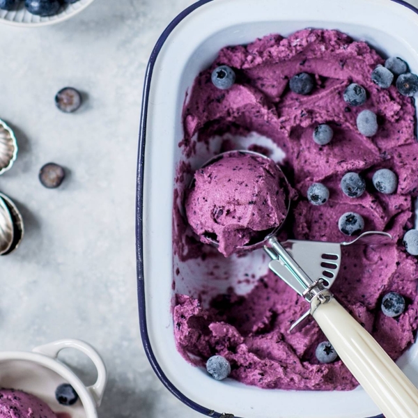 Blaubeeren Desserts lila Eis-Versuchung mit Blaubeeren