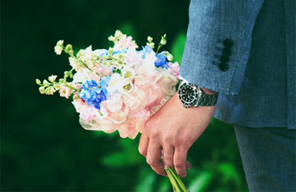 Blumen mit negativer Symbolik junger Mann Blumenstrauß bringt geheime Botschaft