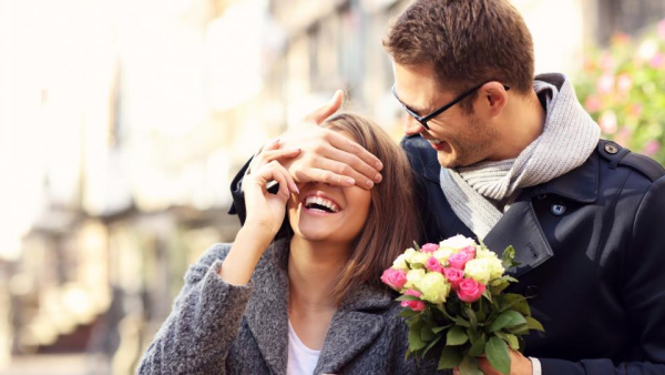 Blumen mit negativer Symbolik junges Paar nette Überraschung Mann mit Blumenstrauß Freude bereiten