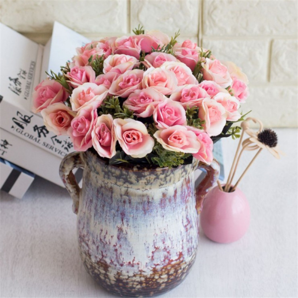 Blumen mit negativer Symbolik rosa Rosen in einer rustikalen Vase