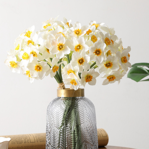 Blumen mit negativer Symbolik weiße Narzissen in der Vase in vielen Kulturen Sinnbild für Selbstverliebtheit