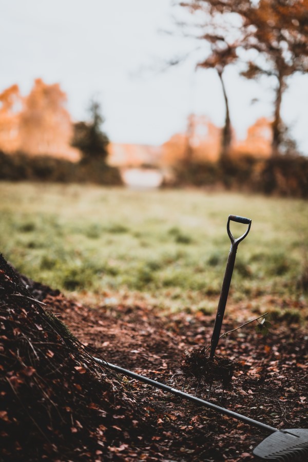 Bodenverbesserung – natuerliche Mittel und Methoden gartenerde kompost haufen