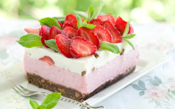 Erdbeer Basilikum Torte – frisches Rezept fuer alle sommerliche Anlaesse kaesekuchen torte mit zwei creme arten