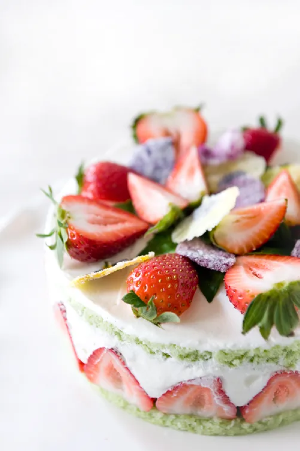 Erdbeer Basilikum Torte – frisches Rezept fuer alle sommerliche Anlaesse schoene tortendeko mit frischem obst