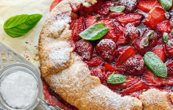 Erdbeer Basilikum Torte – frisches Rezept fuer alle sommerliche Anlaesse tart mit gebratenen erdbeeren