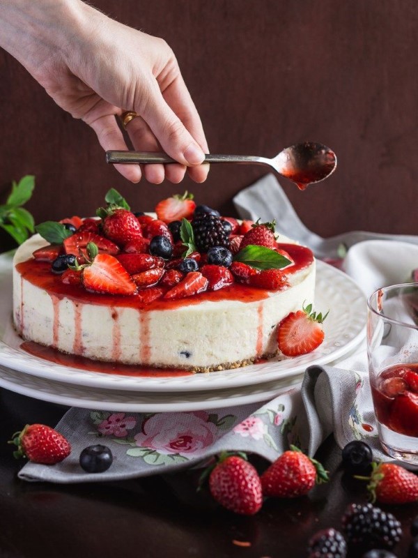 Erdbeer Basilikum Torte – frisches Rezept fuer alle sommerliche Anlaesse torte mit beeren sirup