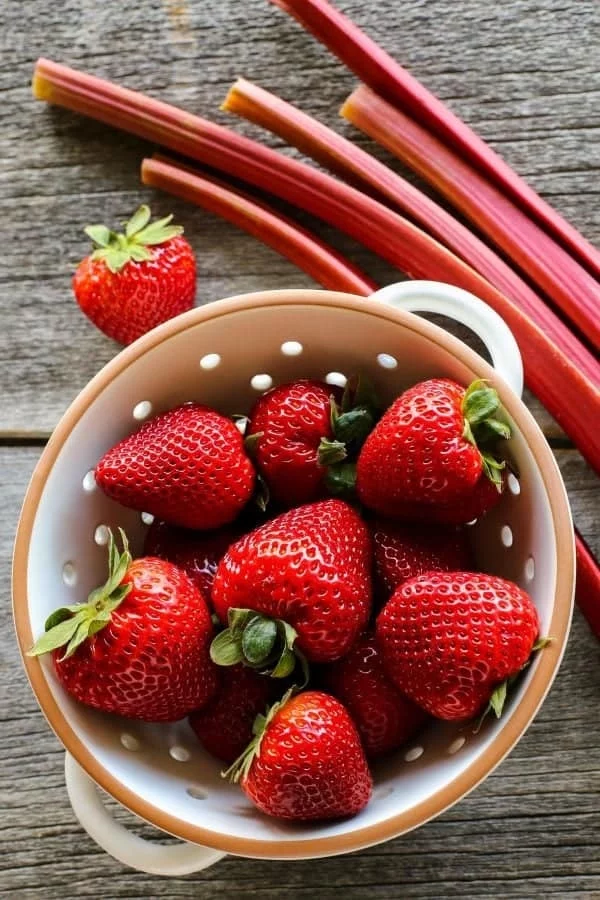 Erdbeer Rhabarber Sommerrezepte Streuselkuchen