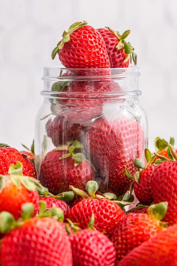 Erdbeeren lagern, einfrieren, trocknen – Tipps fuer langanhaltende Frische beeren in einmachglas kuehlfach haltbar