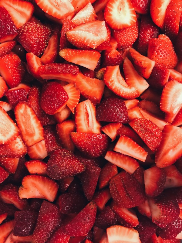 Erdbeeren lagern, einfrieren, trocknen – Tipps fuer langanhaltende Frische beeren schneiden marmelade