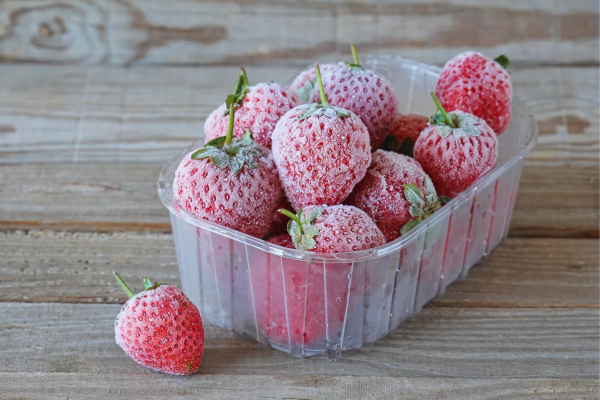 Erdbeeren lagern, einfrieren, trocknen – Tipps fuer langanhaltende Frische gefrorene beeren aus dem gefrierfach