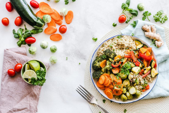 Flexitarische Ernährung gesund ausgewogen ein Salat mit Kichererbsen Möhren Brokkoli Zucchini