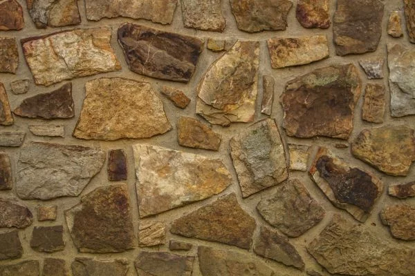 Garten gestalten Ideen unregelmaessige Steine fuer die Wand