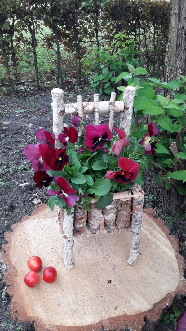 Gartendeko mit Birkenholz – traumhafte Ideen mit symbolischer Bedeutung blumentopf mini stuhl birke