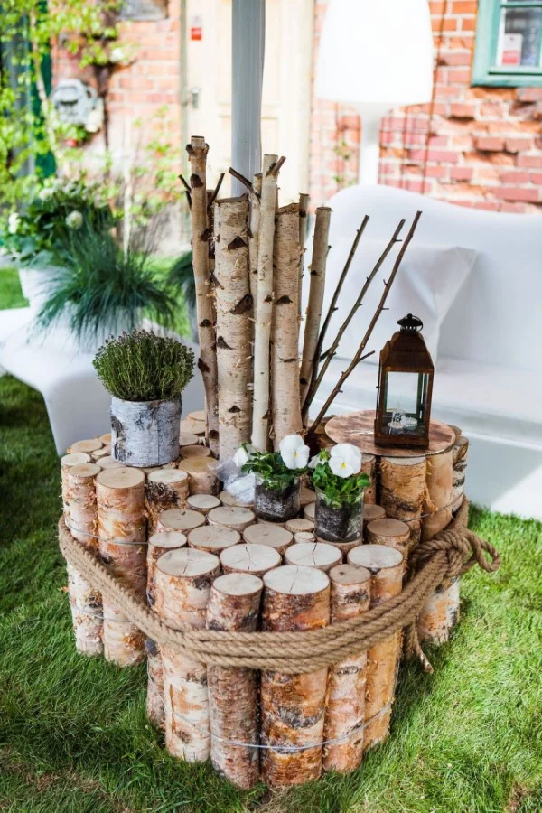 Gartendeko mit Birkenholz – traumhafte Ideen mit symbolischer Bedeutung deko idee tisch buffet