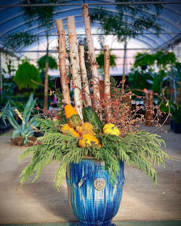Gartendeko mit Birkenholz – traumhafte Ideen mit symbolischer Bedeutung vase mit arrangement mit birke