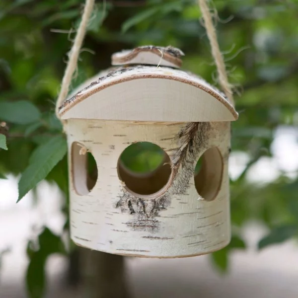 Gartendeko mit Birkenholz – traumhafte Ideen mit symbolischer Bedeutung vogelfutter station diy birkenholz