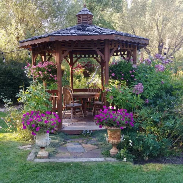 Gartenpavillon DIY Ideen mit rosen bewachsen in rosa