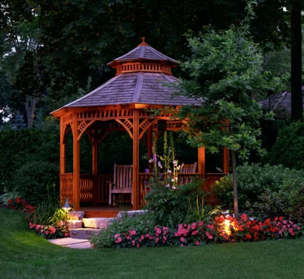 Gartenpavillon DIY Ideen mit rosen bewachsen und beleuchtet