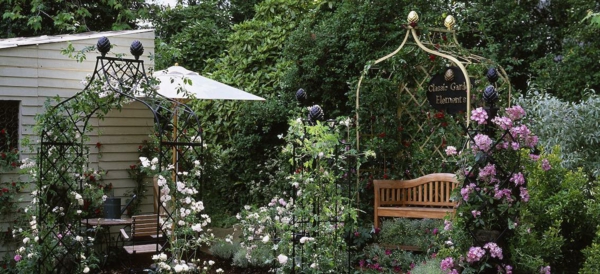 Gartenpavillon DIY Ideen mit rosen bewachsen und teig