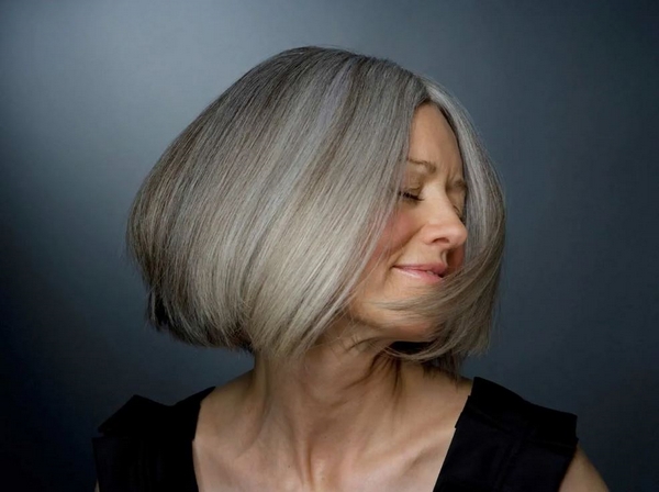 Haare im Sommer pflegen - Pflegetipps für graue Haare