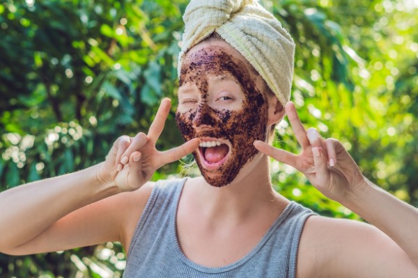 Kaffeesatz fuer strahlende Haut – Peelings und Masken fuer Gesicht und Koerper entspannung ohne stress maske