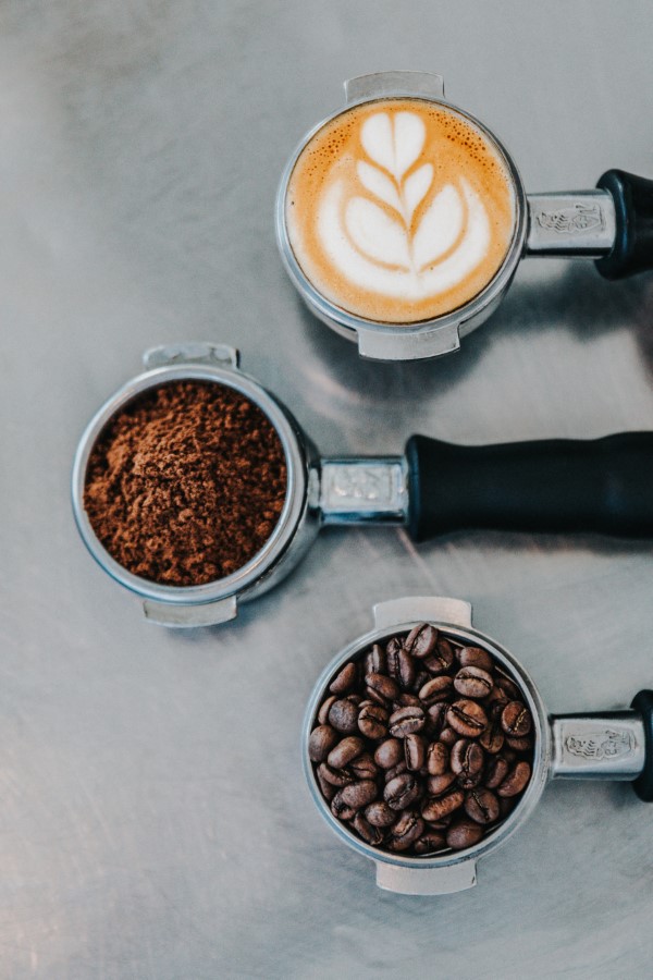 Kaffeesatz richtig trocknen und lagern – 5 einfache und schnelle Methoden kaffee bohnen gemahlen getraenk