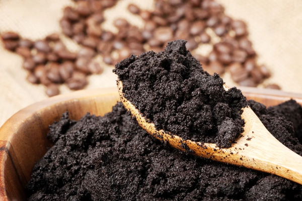 Kaffeesatz richtig trocknen und lagern – 5 einfache und schnelle Methoden nasser kaffer schuessel