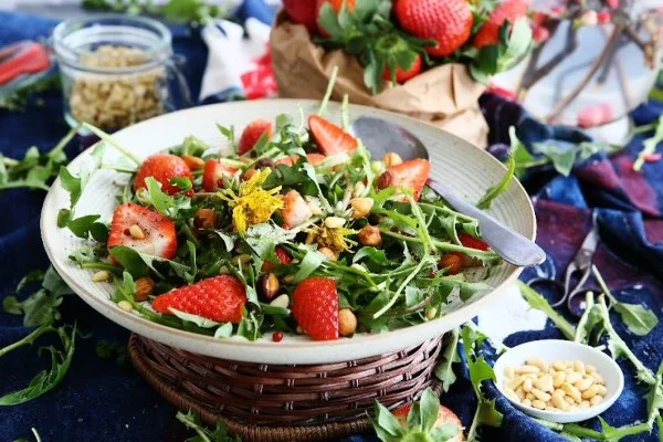 Loewenzahn essen – 4 einfache Rezeptideen mit der sonnengelben Heilkraut salat mit erbdeeren lecker