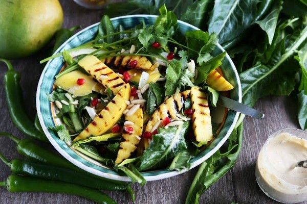 Loewenzahn essen – einfache Rezeptideen mit der sonnengelben Heilkraut salat mit mango geroestet