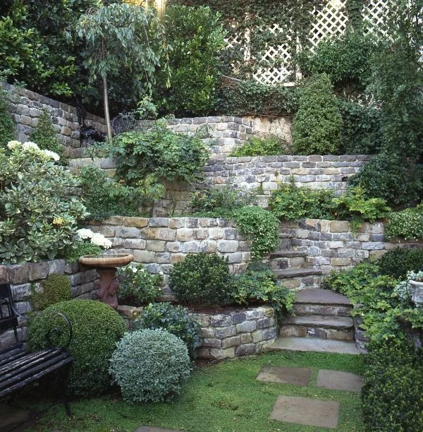 Natursteinmauer bauen Stufenkonstruktion in einem Garten