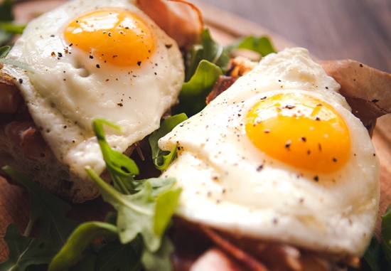 Ohne Sport abnehmen ein kalorienreiches Frühstück mit Eiern Toast nach einer schlaflosen Nacht