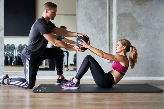 Ohne Sport abnehmen zwei junge Menschen Mann und Frau beim Workout im Fitnessstudio