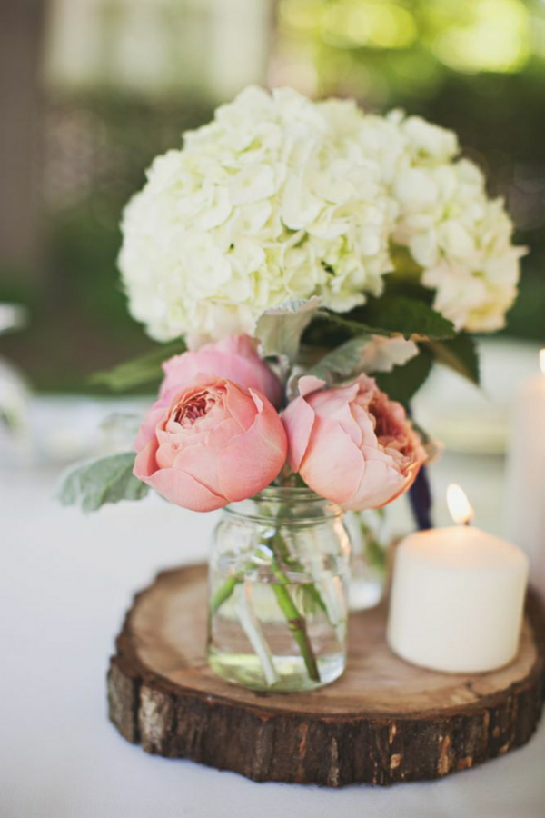 Pfingstrosen in der Vase Päonien im Glas weiße Hortensien daneben schönes Blumenarrangement natürliche Schönheit zu Hause