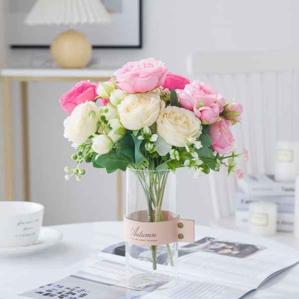 Pfingstrosen in der Vase mit anderen Blumen kombiniert am hellen kühlen Ort zu Hause ohne Zugluft